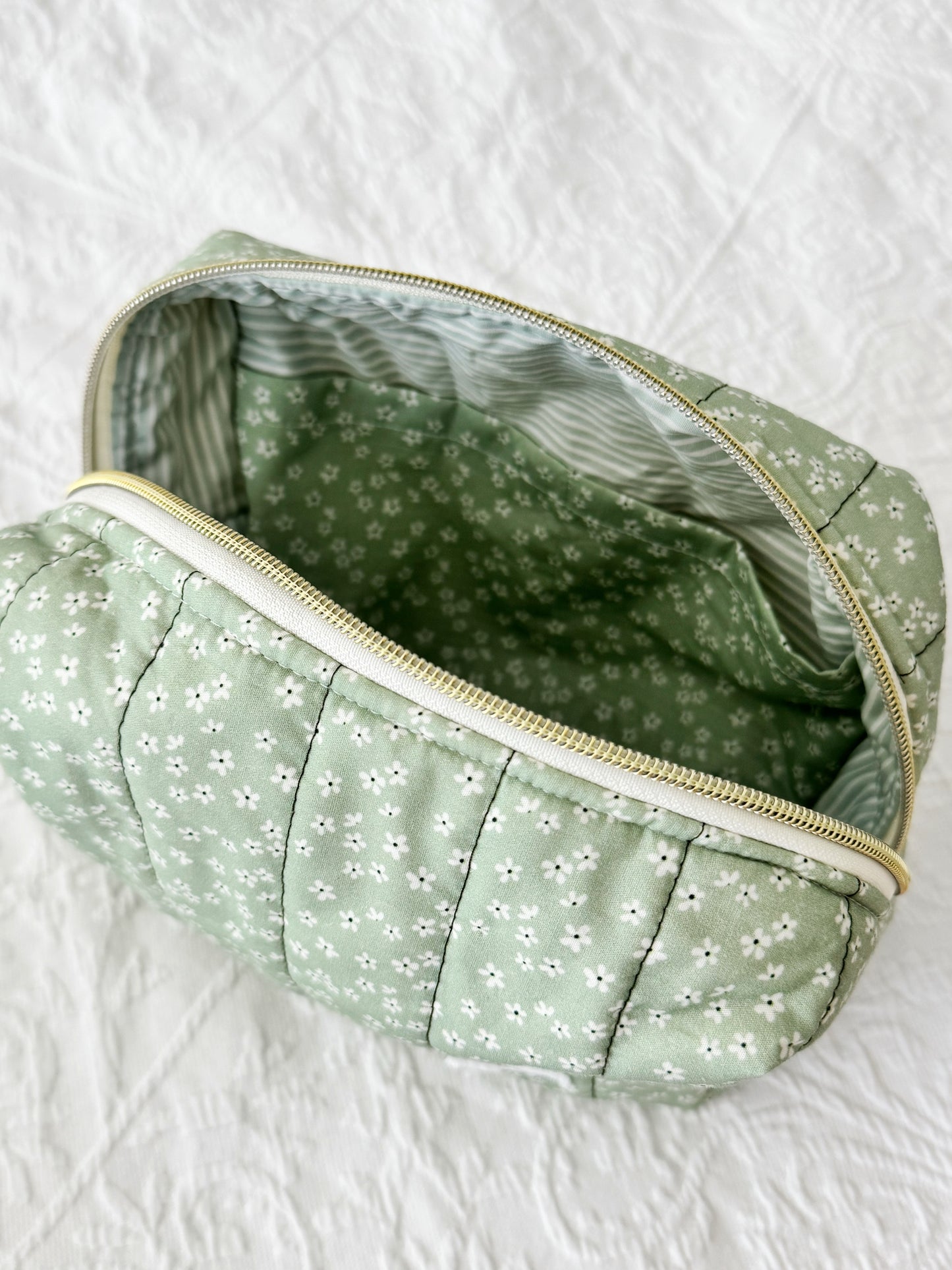 Green Daisies Carry All Pouch Deluxe Size